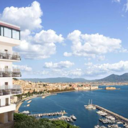Façade blanche de l'Hôtel Paradiso à Posillipo dominant le golfe de Naples et le Vésuve.