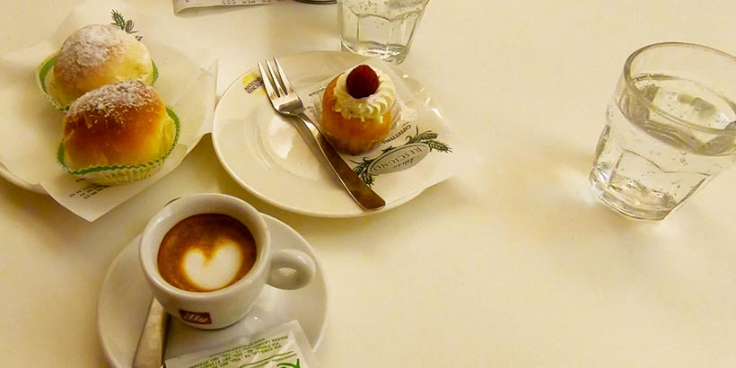 Tasse d'expresso avec un cœur dessiné dans la mousse.