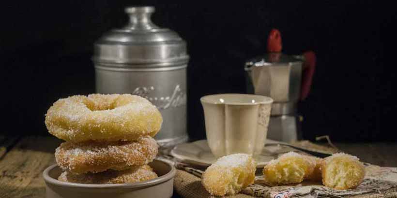 Graffa napolitaine sucrée avec café, beignet traditionnel typique de Naples.