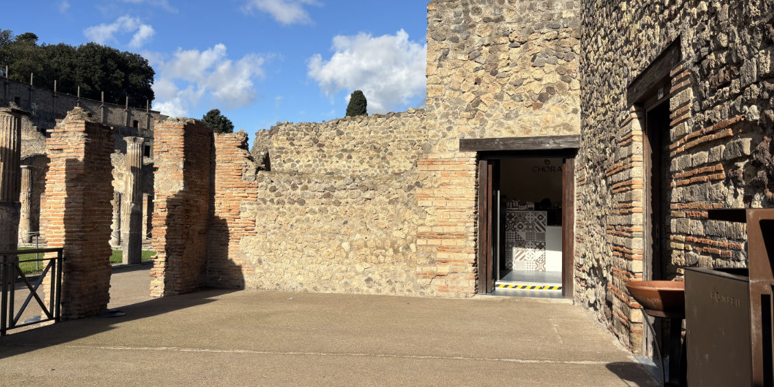 Entrée de la cafétéria moderne intégrée dans les murs antiques des ruines de Pompéi.