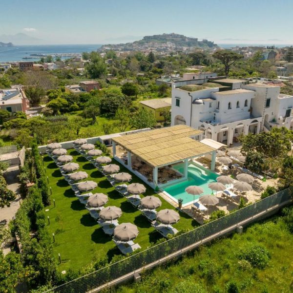 Vue aérienne du Grand Bleu B&B à Procida : piscine, pelouse et panorama.