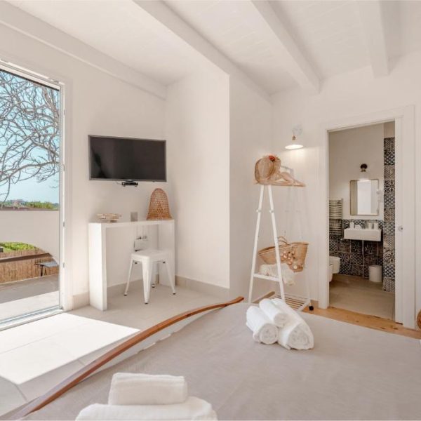 Intérieur épuré d'une chambre du Grand Bleu B&B à Procida avec salle de bain design.