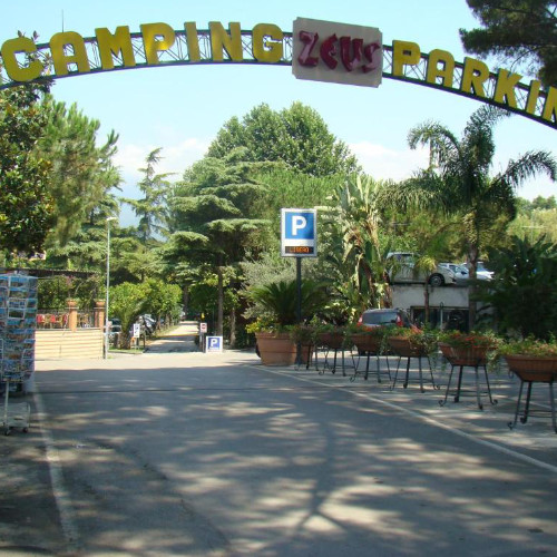 Entrée principale avec arche jaune du Camping Zeus à Pompéi.