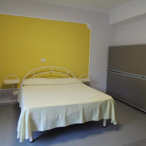 Aperçu de la chambre et de la salle de bain privative au Camping Zeus.