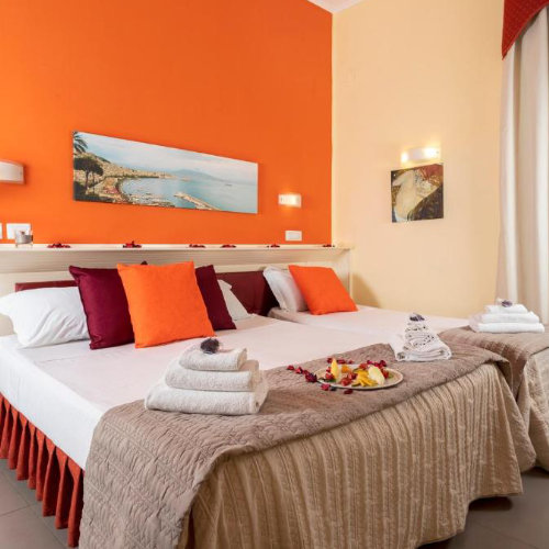 Chambre double du Capodichino International Hotel à Naples avec décoration moderne et lits confortables.