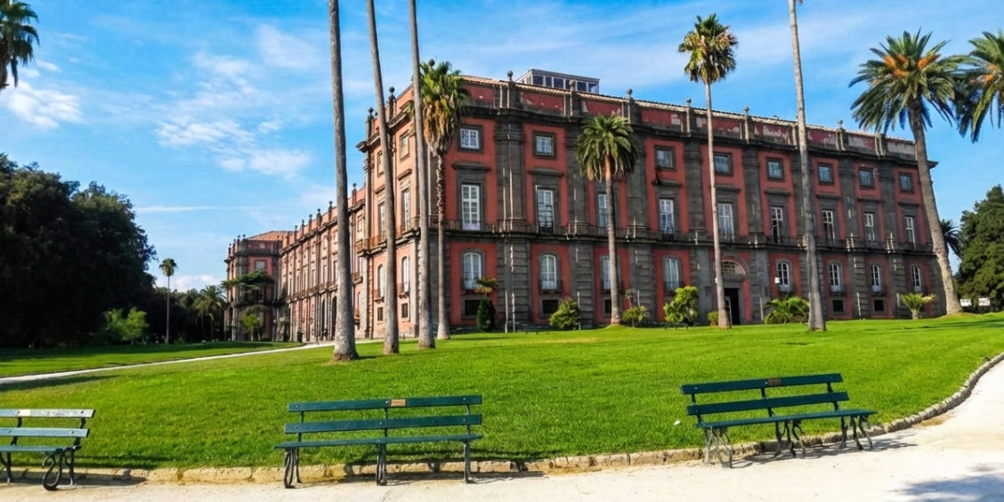 Façade majestueuse du Palais Royal de Capodimonte entourée de son parc verdoyant à Naples.