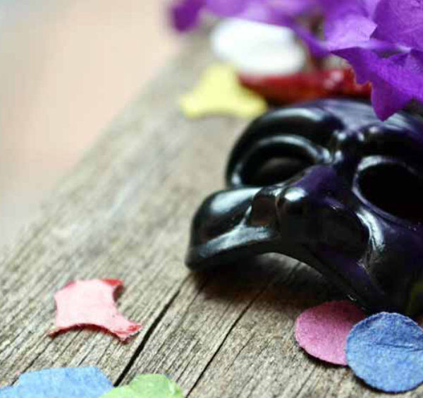 Masque noir et confettis colorés pour le carnaval à Sorrente.