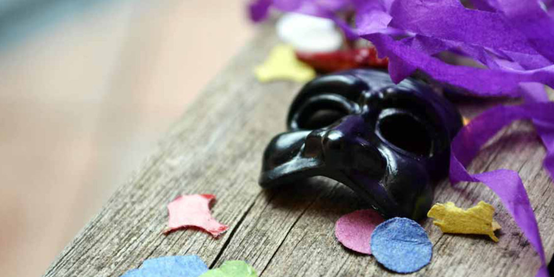 Masque noir et confettis colorés pour le carnaval à Sorrente.