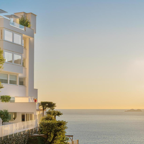 Hôtel à Praiano avec vue mer, architecture moderne et panorama sur la côte amalfitaine.