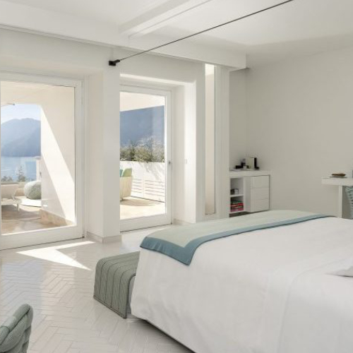 Chambre lumineuse avec terrasse et vue sur la mer, hébergement de luxe à Praiano.