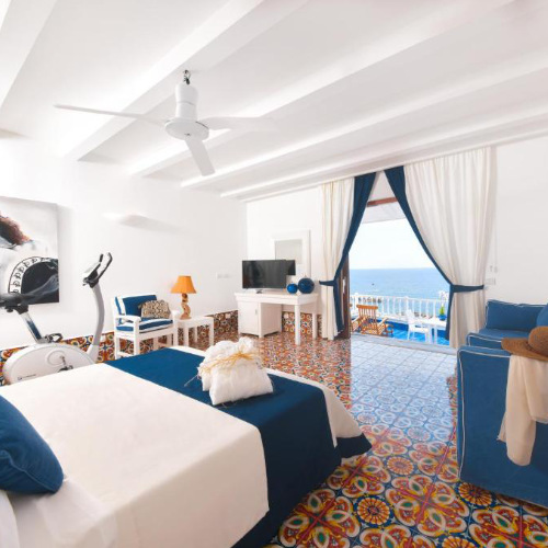 Chambre typique avec balcon vue mer à Casa Celestino.