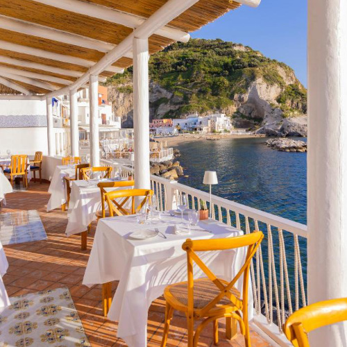 Restaurant en terrasse surplombant la mer à Casa Celestino.