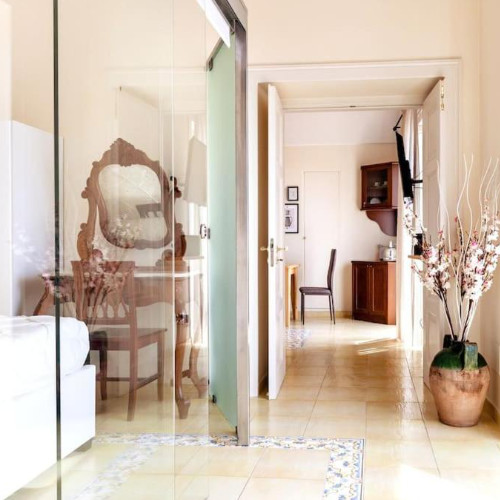 Intérieur raffiné avec mobilier ancien et sol en faïence traditionnelle à la Casa del Pozzo.