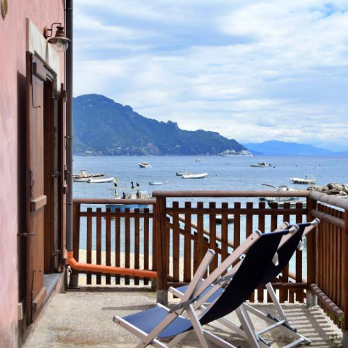 Terrasse de la Casa della Marina avec chaises longues et vue sur la mer à Conca dei Marini.