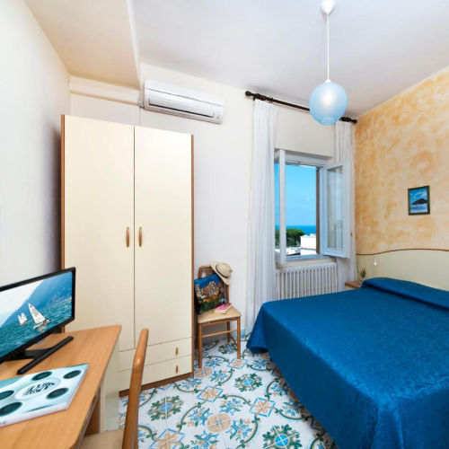 Chambre confortable avec sol en faïence et vue sur la mer à l'Hôtel Casa di Meglio.