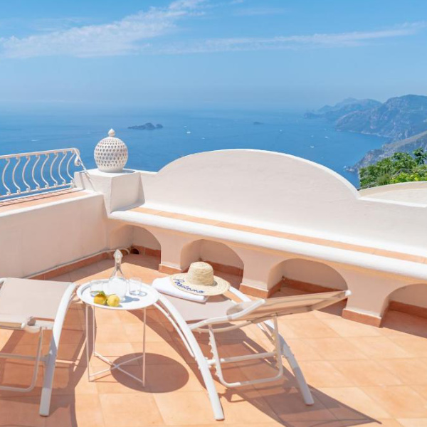 Terrasse de Casa Lalù à Positano avec transats et vue panoramique sur la mer.