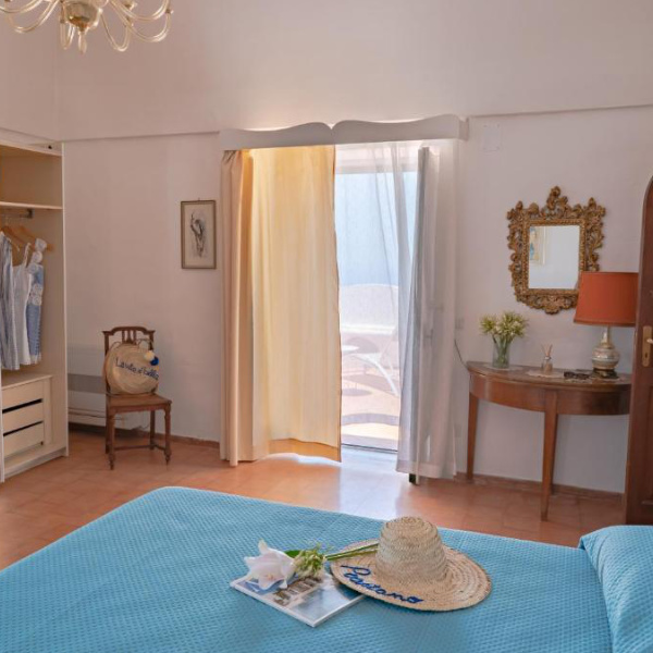 Chambre de Casa Lalù à Positano avec accès à la terrasse vue mer.