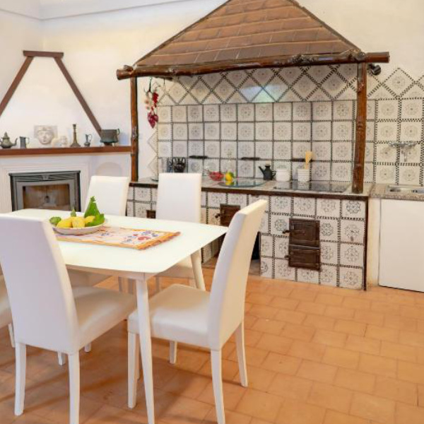 Cuisine de Casa Lalù à Positano avec coin repas et décoration méditerranéenne.