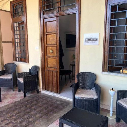 Terrasse de CasaDoma avec fauteuils de jardin noirs.