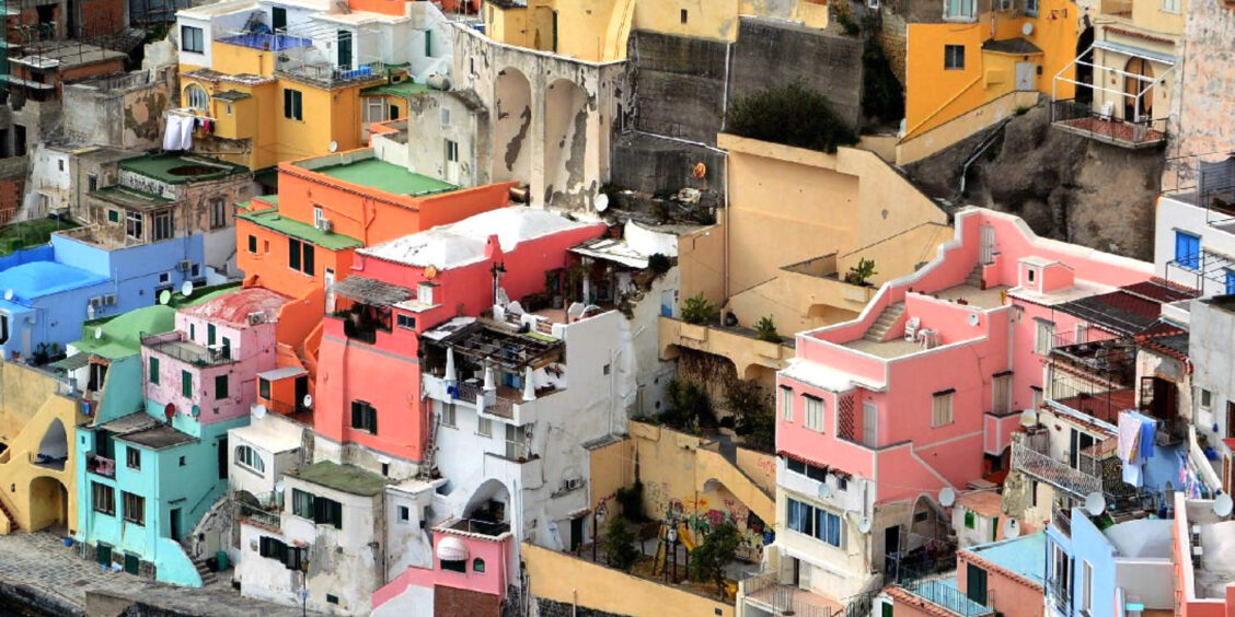 Casale Vascello à Procida, un ensemble architectural unique aux maisons colorées et terrasses typiques de l'île.