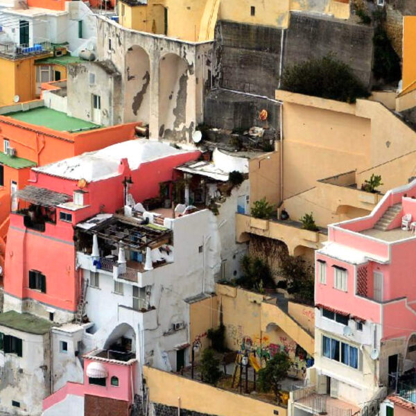 Casale Vascello à Procida, un ensemble architectural unique aux maisons colorées et terrasses typiques de l'île.