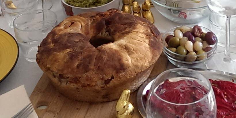 Casatiello napolitain traditionnel, un pain rustique farci avec des œufs entiers sur le dessus.