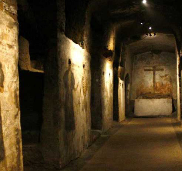 Catacombes de San Gaudioso à Naples avec fresques, couloir souterrain et art funéraire ancien.