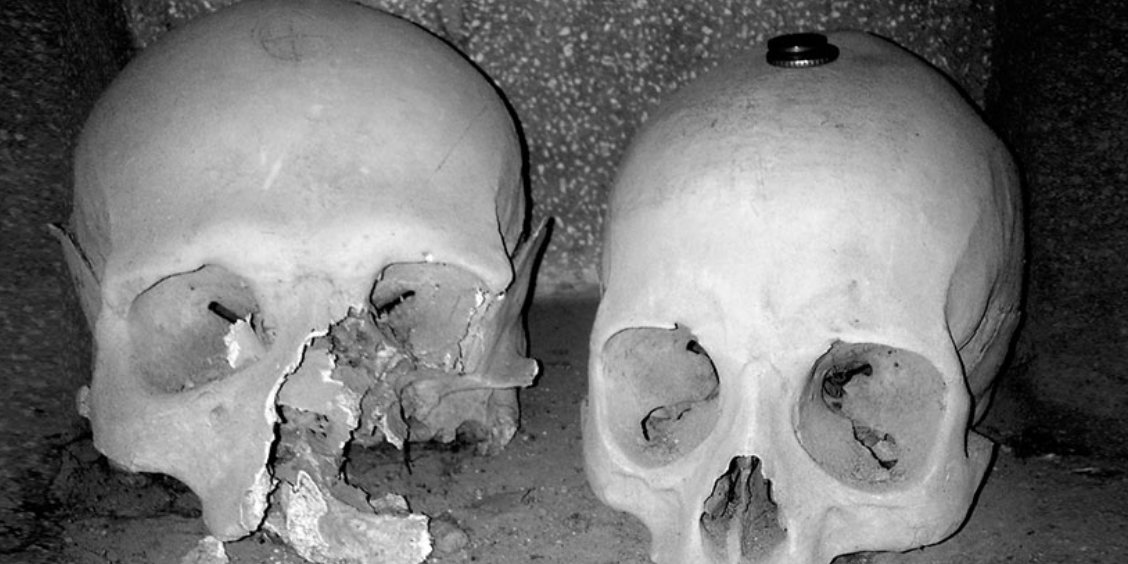 Crânes anciens dans les catacombes de Naples, témoignage des pratiques funéraires souterraines.