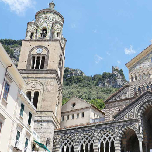 Clocher et façade de la cathédrale de Sant’Andrea à Amalfi.