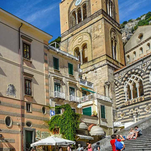 Escalier monumental et clocher de la cathédrale de Sant’Andrea à Amalfi.