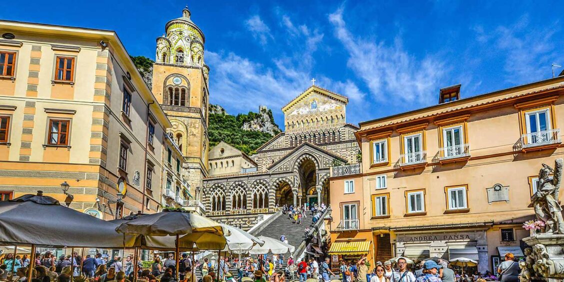 Cathédrale de Sant’Andrea à Amalfi avec son escalier monumental et la place animée.
