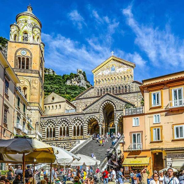 Cathédrale de Sant’Andrea à Amalfi avec son escalier monumental et la place animée.