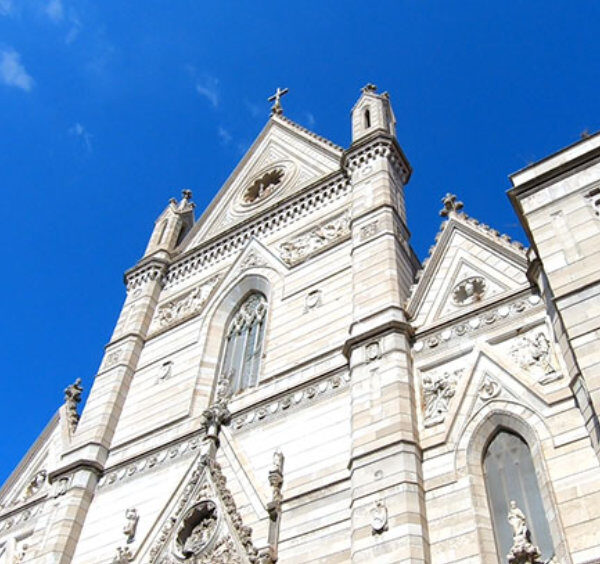 Façade de la cathédrale de Naples (Duomo) avec architecture gothique et décorations sculptées.