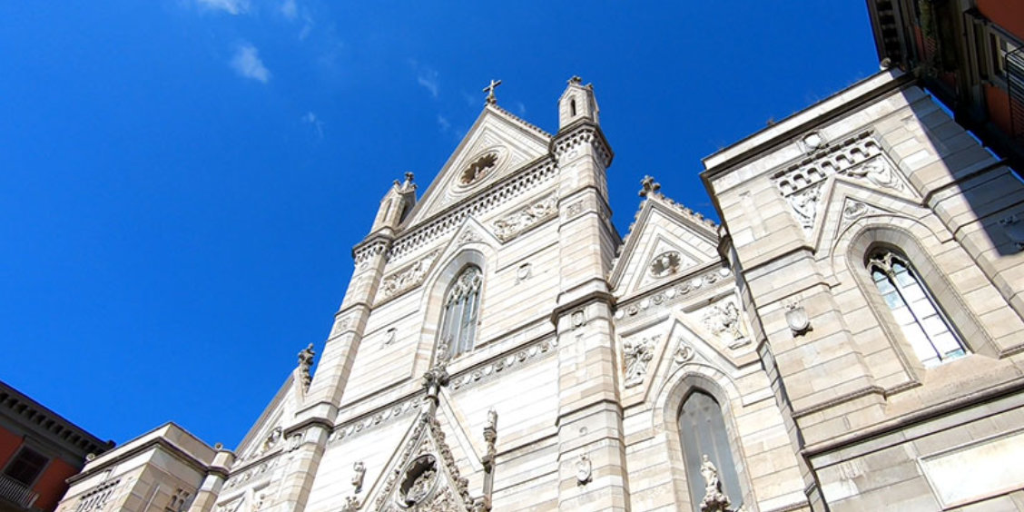 Façade de la cathédrale de Naples (Duomo) avec architecture gothique et décorations sculptées.