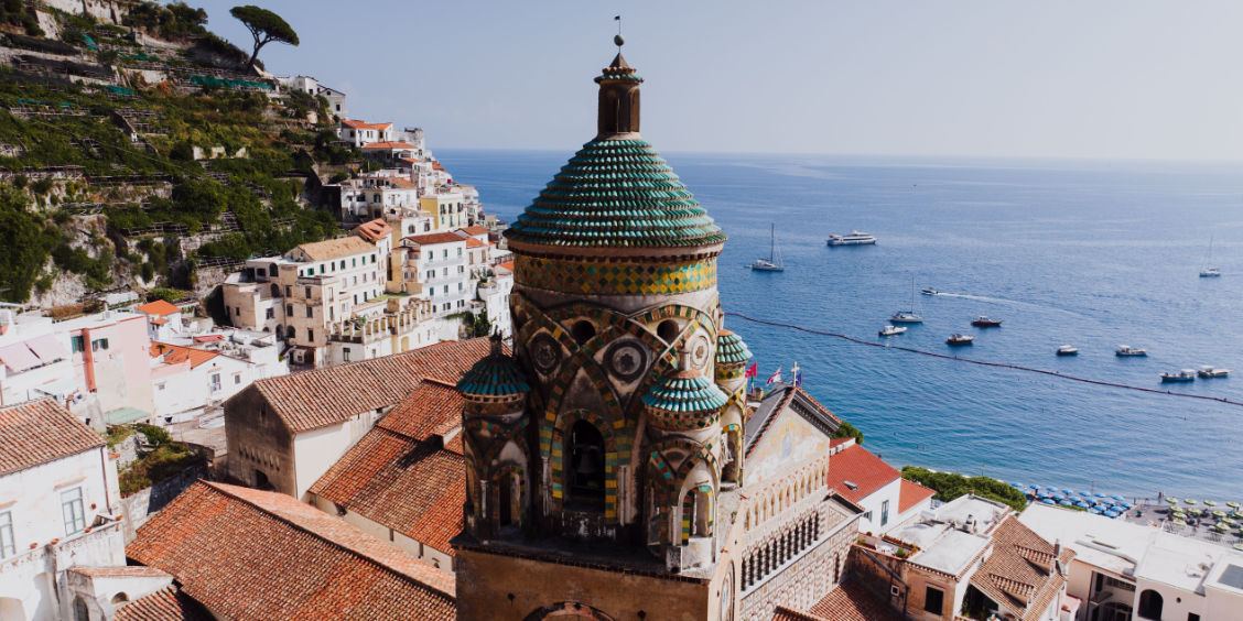 Vue aérienne du clocher de la cathédrale Sant'Andrea et des maisons blanches d'Amalfi lors de la première journée de visite.