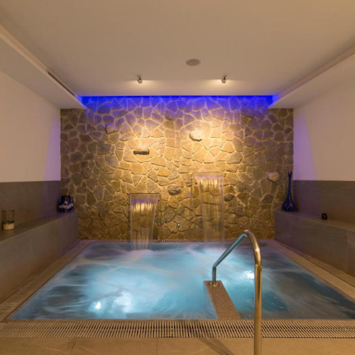 Piscine intérieure du Central Wellness à Sorrente avec éclairage relaxant.
