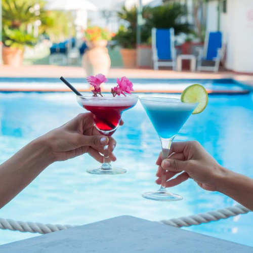 Cocktails au bord de la piscine du Central Wellness à Sorrente.
