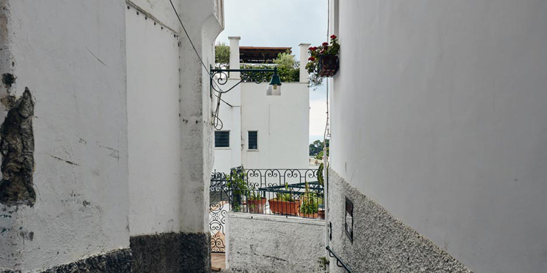 Ruelle pittoresque de Capri entre des murs blancs.