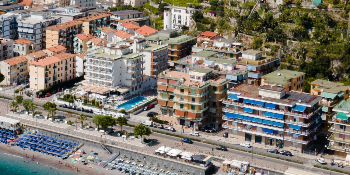 Vue sur les bâtiments colorés du front de mer et le centre de Maiori.