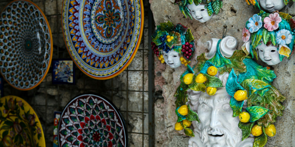Plats en céramique décorés à la main et sculptures murales ornées de citrons typiques de l'artisanat de Ravello.