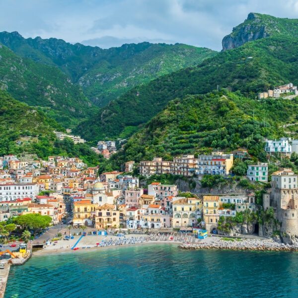 Vue panoramique de Cetara sur la Côte Amalfitaine, village de pêcheurs entre mer et montagnes en Campanie.