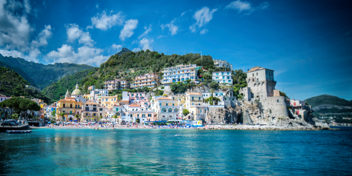 Vue panoramique du village de Cetara depuis la mer avec sa tour historique et son église.