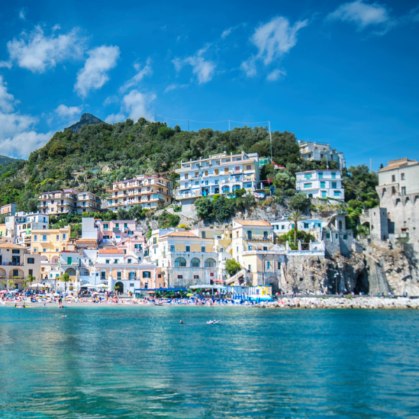 Vue panoramique du village de Cetara depuis la mer avec sa tour historique et son église.