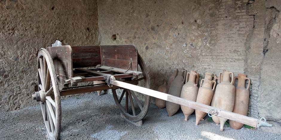 Char antique et amphores en terre cuite dans la Maison du Ménandre.