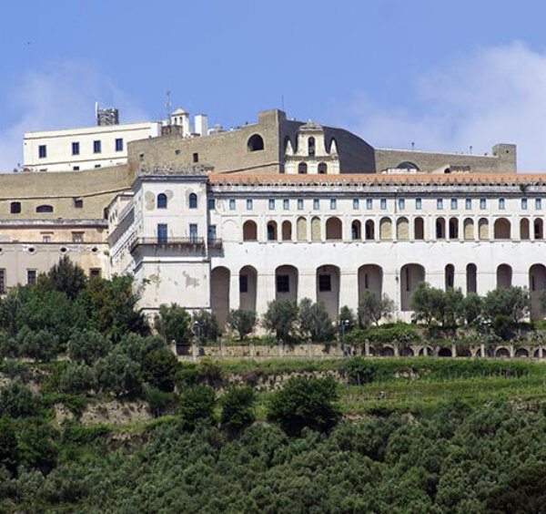 Monastère de la Chartreuse de San Martino à Naples sur la colline du Vomero avec vue sur la ville.