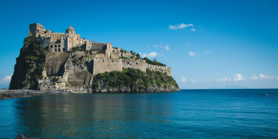 Le Château Aragonais d'Ischia dominant la mer.