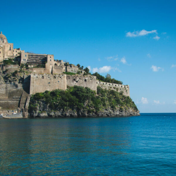 Le Château Aragonais d'Ischia dominant la mer.