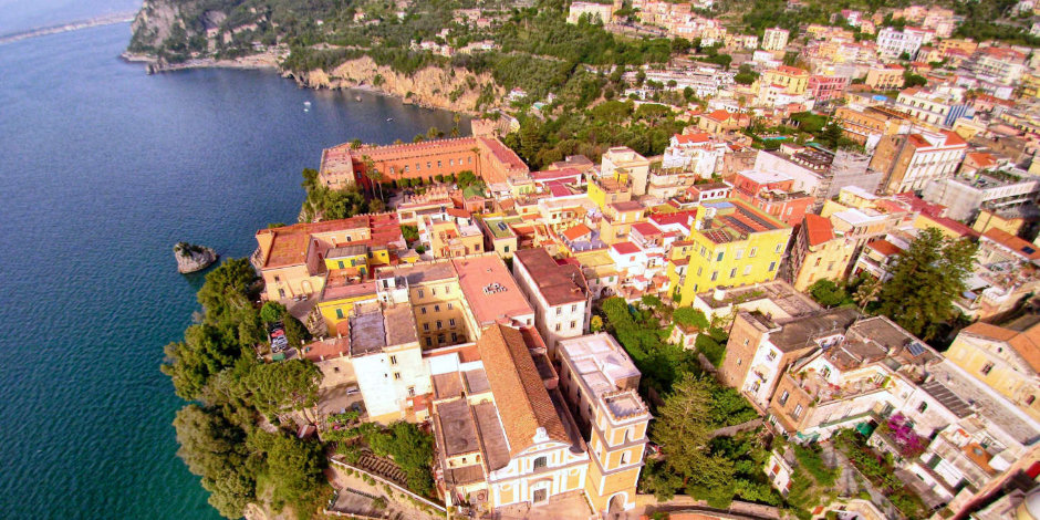 Vue aérienne du château Giusso à Vico Equense, entre centre historique, mer et côte de Sorrente.