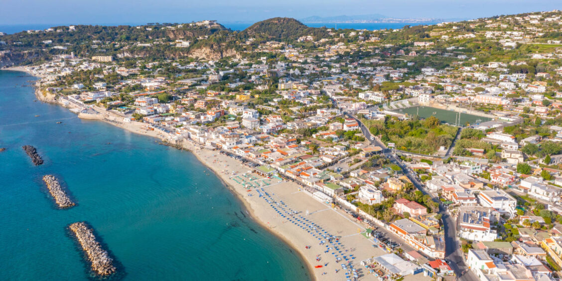 Vue aérienne panoramique de la plage de la Chiaia et de la ville de Forio à Ischia.