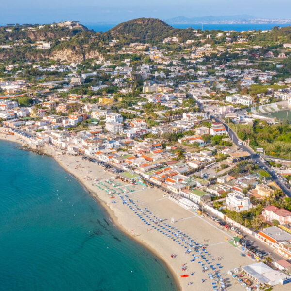 Vue aérienne panoramique de la plage de la Chiaia et de la ville de Forio à Ischia.